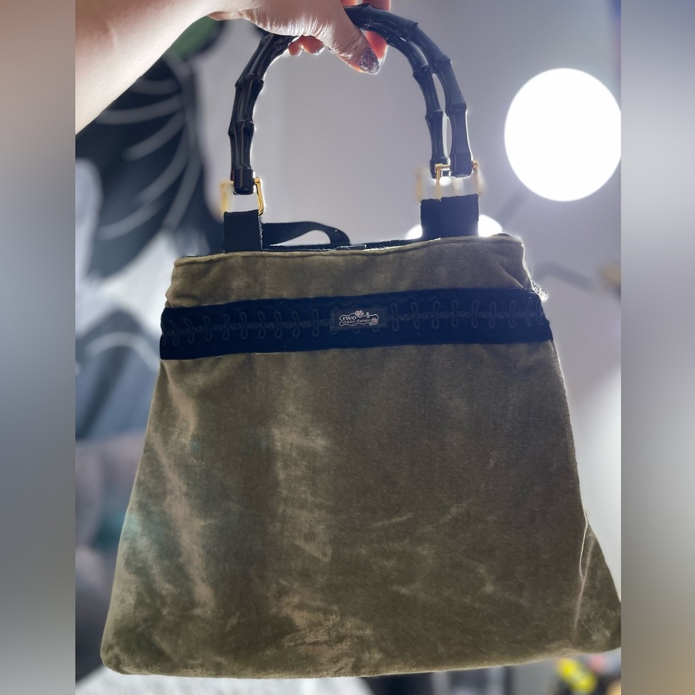 Cute green velvet vintage purse. ✨💚